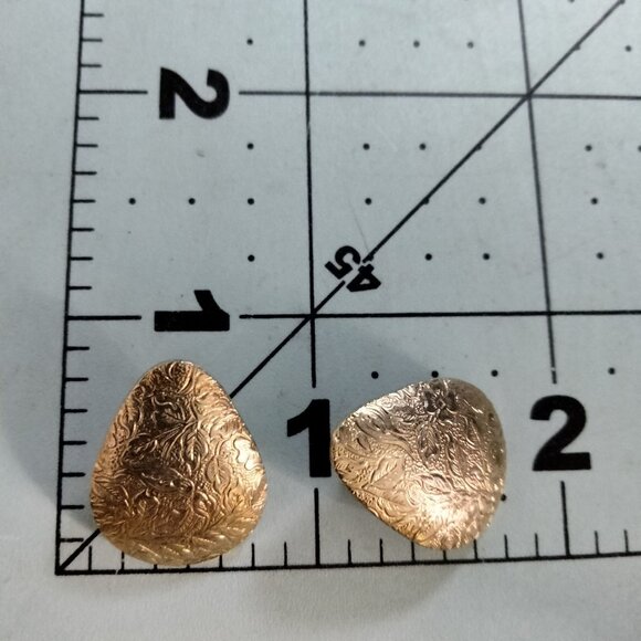 Textured Gold Tone Teardrop Earrings Vintage Style Floral Pattern Pierced Posts - Picture 8 of 10